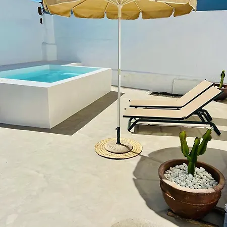 Lola Y Juan Kır Evi Haría