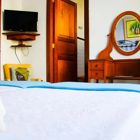 Lola Y Juan Kır Evi Haría