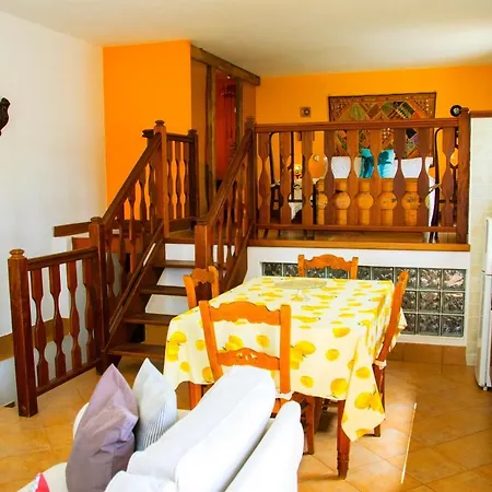 Lola Y Juan Kır Evi Haría