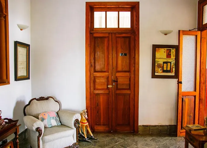 Lola Y Juan Kır Evi Haría